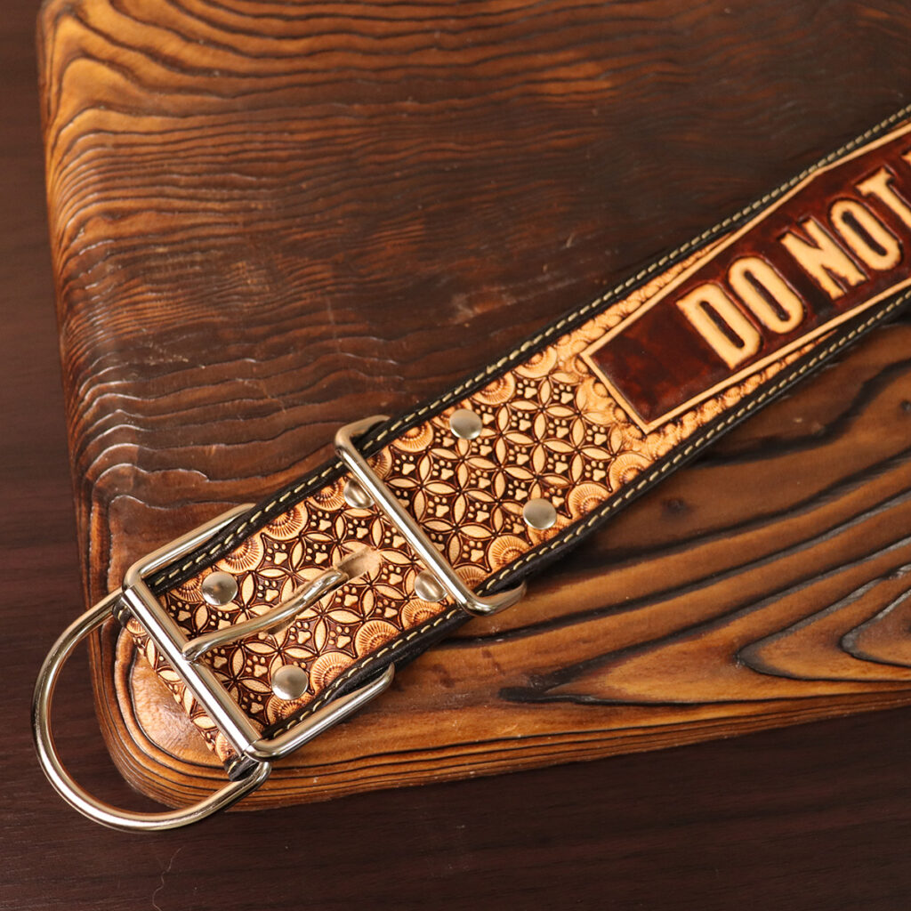 Tooled Wide Leather Collar | Carved Lettering Design (DO NOT PET)｜ツールド ワイド レザーカラー｜カービング文字デザイン｜42cm｜アンティーク色