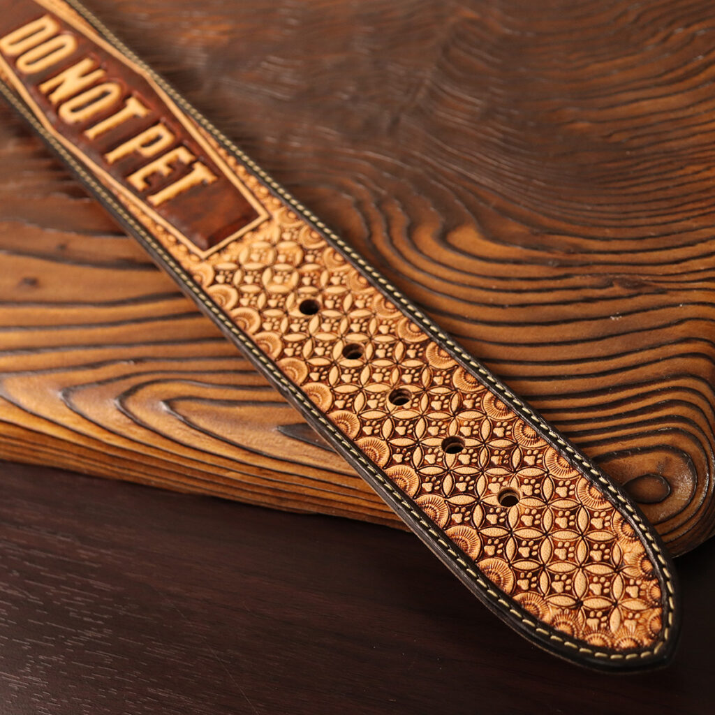 Tooled Wide Leather Collar | Carved Lettering Design (DO NOT PET)｜ツールド ワイド レザーカラー｜カービング文字デザイン｜42cm｜アンティーク色