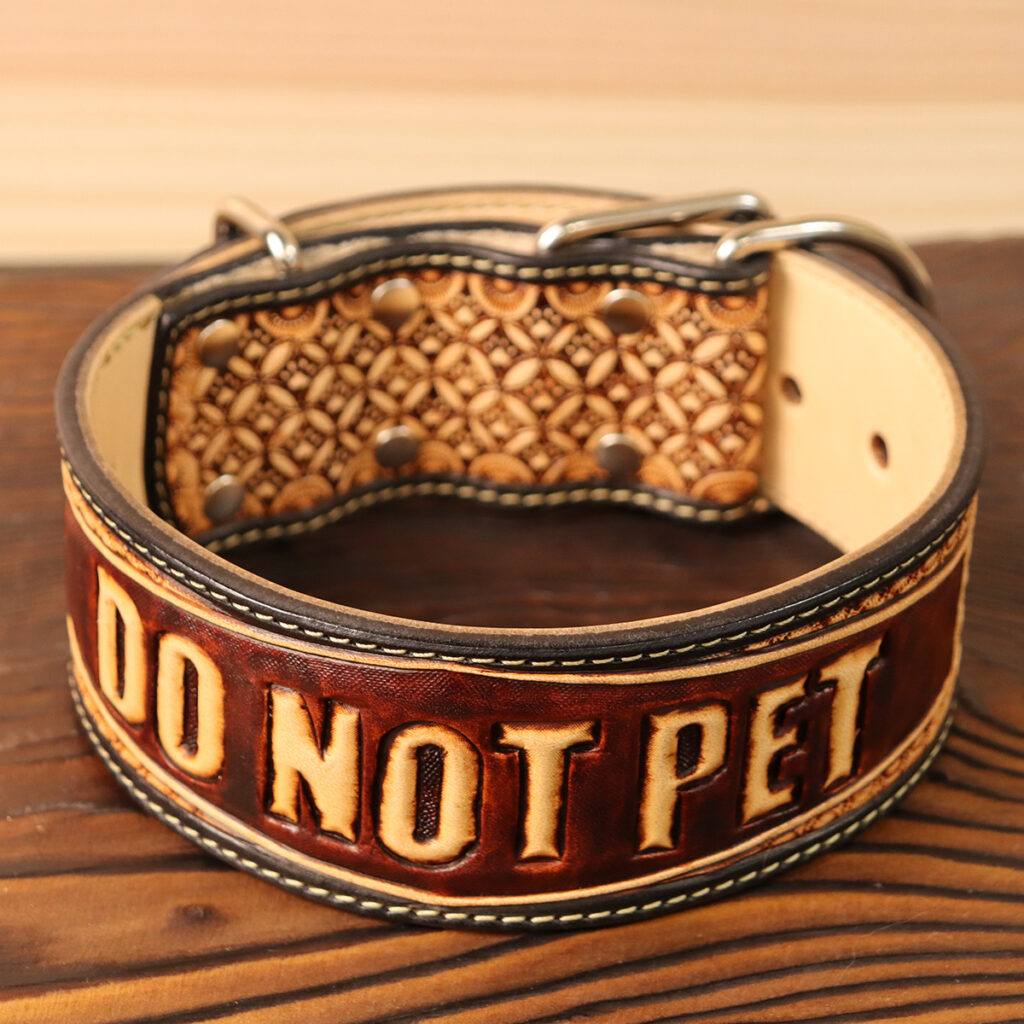 Tooled Wide Leather Collar | Carved Lettering Design (DO NOT PET)｜ツールド ワイド レザーカラー｜カービング文字デザイン｜42cm｜アンティーク色