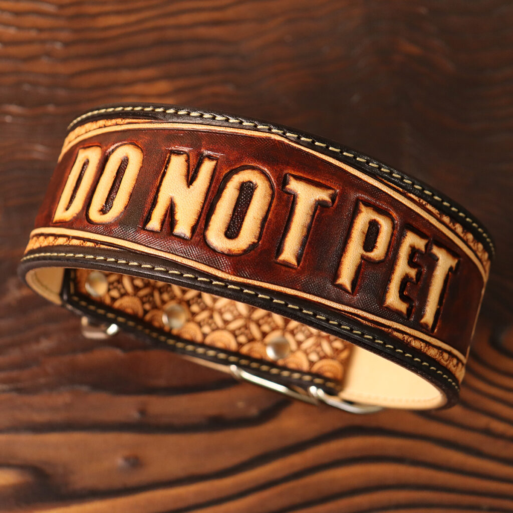 Tooled Wide Leather Collar | Carved Lettering Design (DO NOT PET)｜ツールド ワイド レザーカラー｜カービング文字デザイン｜42cm｜アンティーク色