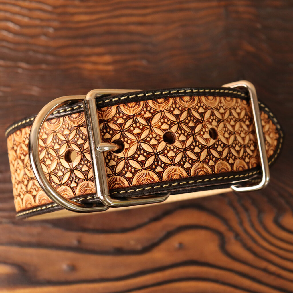 Tooled Wide Leather Collar | Carved Lettering Design (DO NOT PET)｜ツールド ワイド レザーカラー｜カービング文字デザイン｜42cm｜アンティーク色