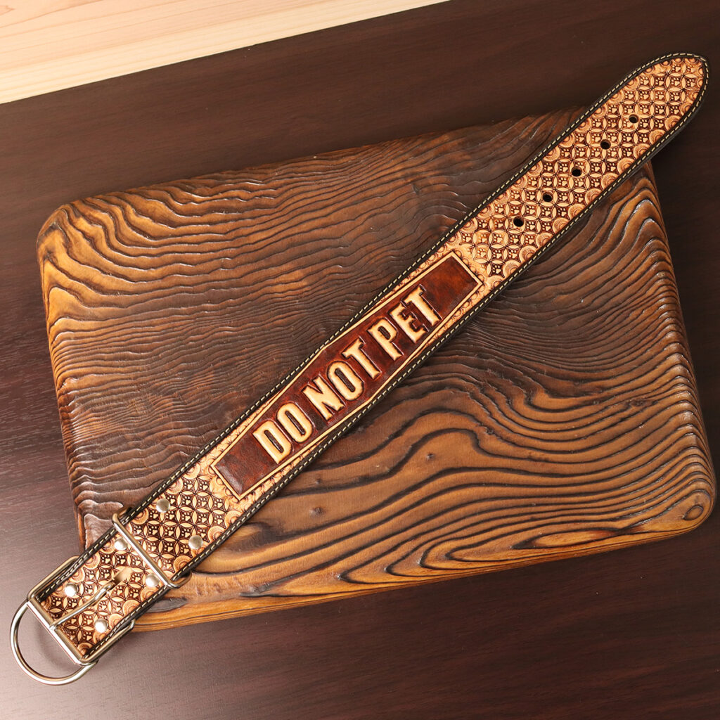 Tooled Wide Leather Collar | Carved Lettering Design (DO NOT PET)｜ツールド ワイド レザーカラー｜カービング文字デザイン｜42cm｜アンティーク色